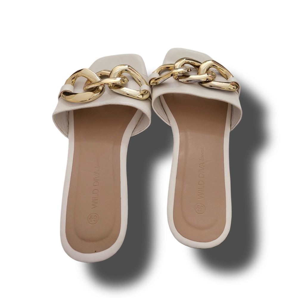 🌿Wild Diva Lounge Women's 6.5 Gold Tone Chain Adorned White Sandals - Picture 4 of 11
